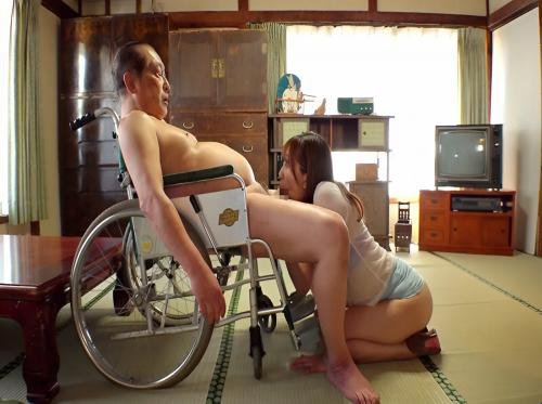 El hijo contrató a una niñera para que se ocupara de la felicidad de su padre en su vejez
