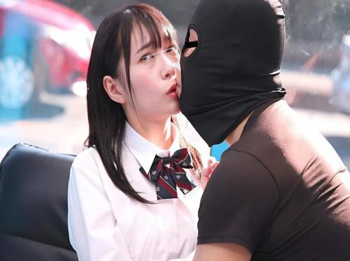通りの真ん中のセックスカー