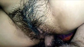 어둠 속에서 어린 변발을 뚫어라